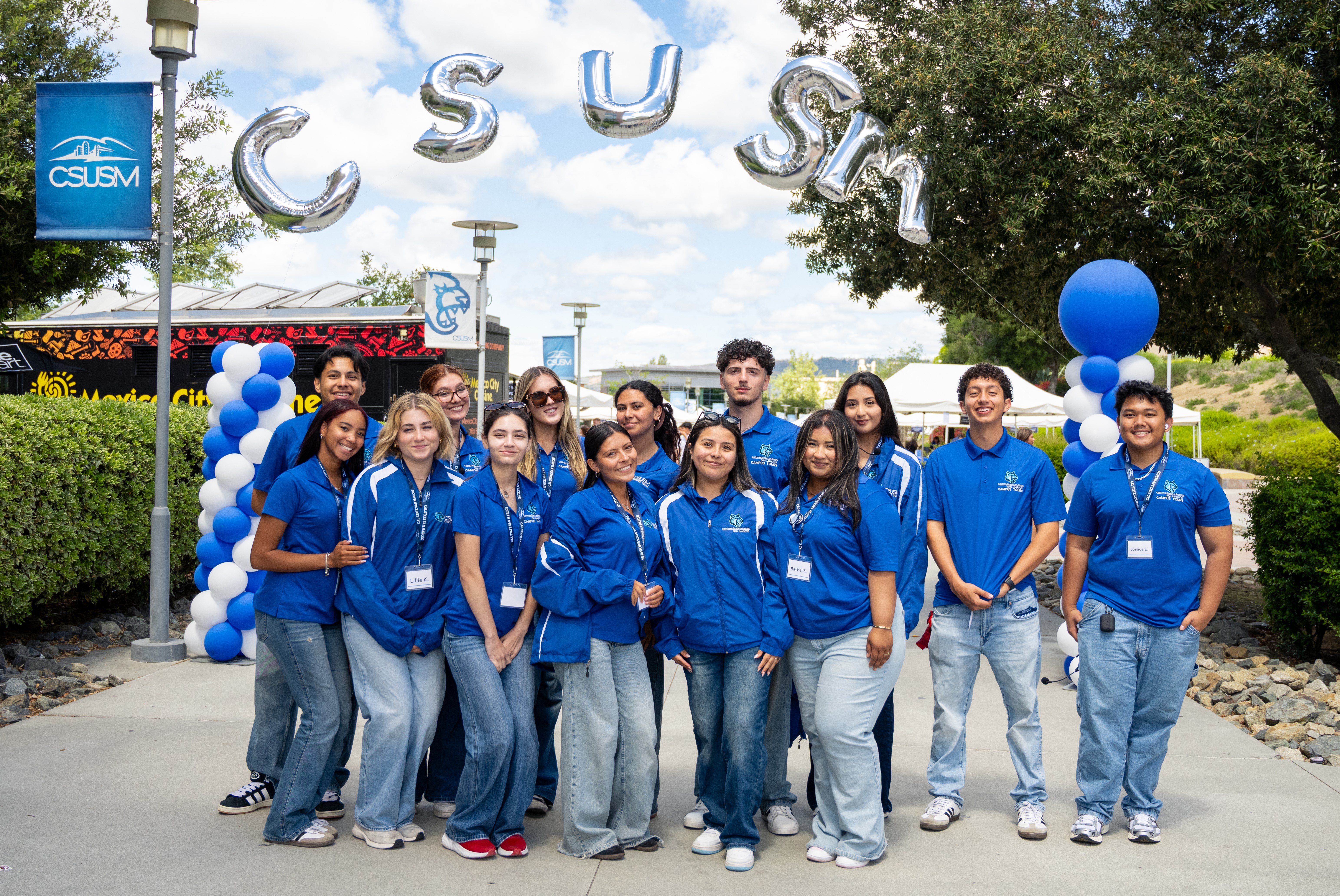 students in cougar blue_CSUSM balloons